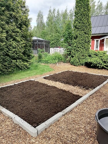 uusi perennapenkki pihaan 20.6.2025